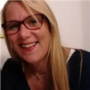 Donna olandese offre lezioni d'inglese a ragazzi della scuola elementare e medie